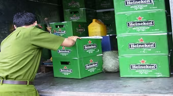 Bia Heineken giả "len lỏi" vào quán karaoke